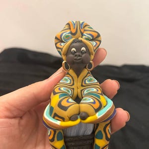 Vintage afrikanische Frauenfigur mit Natursteintrommel - handgefertigte spirituelle Tonskulptur - ethnisches Boho-Dekor (11 cm)
