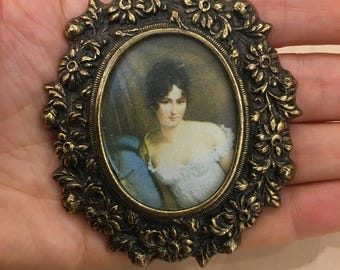 Vintage Miniatur-Porträtrahmen mit verziertem Blumenmuster und klassischer Lady Kunst für Vintage Hauptwanddekor oder Sammlergeschenk