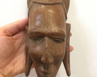 Vintage handgemaakt houten wandmasker in Afrikaanse stijl 18 cm etnisch gezichtssnijwerk voor boho rustiek cultureel decor