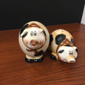 Retro piggy salt and pepper shakers, vintage ceramic pig decor with scarves, cute farmhouse table accessories