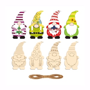Pode incluir: Conjunto de oito enfeites de gnomo de madeira, seis são pintados com vários desenhos, dois estão em branco. Os gnomos pintados apresentam listras, padrões florais, estrelas e girassóis. Os enfeites estão prontos para serem decorados e vêm com barbante.