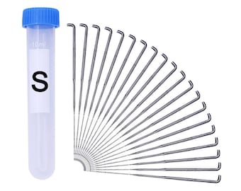 Puede incluir: Un juego de 25 agujas de punta roma de color plateado en un tubo de plástico transparente con tapa azul. El tubo está etiquetado con "10ml" y "S".
