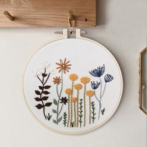 Flowers Embroidery Kit with Pattern for Beginners - 1 Plastic Embroidery Hoop, Color Threads and Tools, English Manual