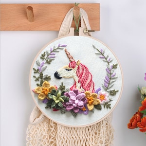 Horse Embroidery Kit for Beginner - 1 Plastic Embroidery Hoop, Color Threads and Tools, English Manual