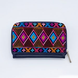 Cartera de piel bordada