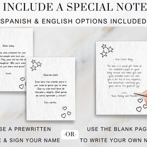 Pu&ograve; includere: Due carte vuote con note scritte a mano in inglese e spagnolo. Le carte sono decorate con stelle e cuori. Il testo sulle carte recita "Dear baby, This book was created for you by all the people who love you so much. May your life be full of joy and laughter. We can't wait to watch you learn and grow! Love," e "Querido beb&eacute;, Este libro fue creado para ti por toda la gente que te ama. Que tu vida est&eacute; llena de felicidad y alegr&iacute;a. &iexcl;Qu&eacute; ganas de verte aprender y crecer! Con cari&ntilde;o,"
