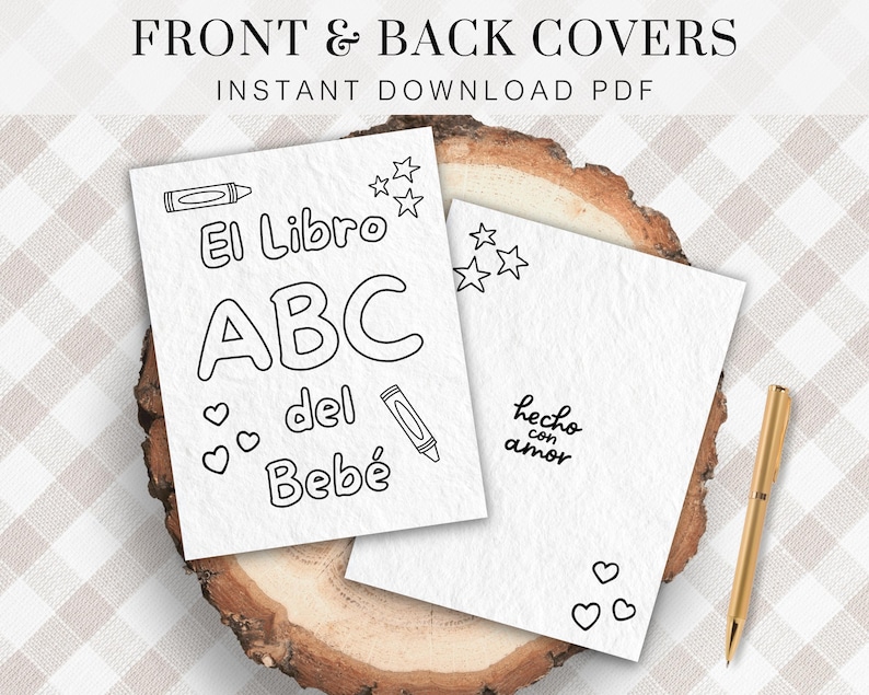 Pu&ograve; includere: Copertine stampabili in bianco e nero per un libro ABC per bambini. La copertina anteriore presenta il testo "El Libro ABC del Beb&eacute;" con un pastello e cuori. La copertina posteriore presenta il testo "hecho con amor" con cuori.