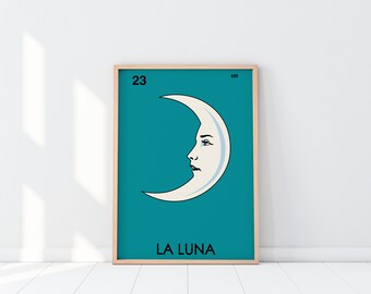 Könnte beinhalten: Ein türkisblaues Poster mit einem weißen Halbmond mit einem Gesicht. Das Poster trägt die Nummer 23 und den Text "LA LUNA".