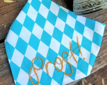 Könnte beinhalten: Ein blaues und weißes kariertes Bandana mit dem Wort "prost!" in goldener Stickerei.