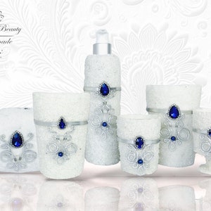 Conjunto de baño blanco con accesorios Art Deco, dispensador de loción con strass, porta maquillaje con strass, portacepillos de dientes, porta bastoncillos de algodón.