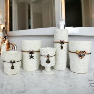 White Nautical Badezimmer Set Handmade, Sea Lotion Spender, Nautical Zahnbürsten- und Zahnpastahalter, Seestern Muschel Badezimmer Set