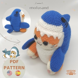 Puede incluir: Patrón de crochet para un lindo gato naranja y blanco que lleva un disfraz de tiburón azul. El patrón está disponible en inglés y español. Patrón PDF.