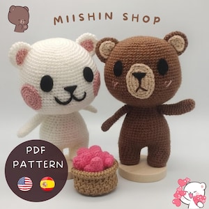 Puede incluir: Dos muñecos de oso de ganchillo, uno blanco y otro marrón, con ojos negros y detalles rosas. Una pequeña cesta con flores rosas de ganchillo está delante de ellos. El texto "MIISHIN SHOP" y "PDF PATTERN" son visibles.