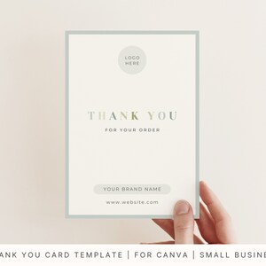 以下が含まれることがあります： 薄緑色の縁とテキストが入ったサンキューカードテンプレート。「THANK YOU FOR YOUR ORDER」とソフトで落ち着いた色使いで書かれています。ロゴ、ブランド名、ウェブサイト用のスペースが含まれています。