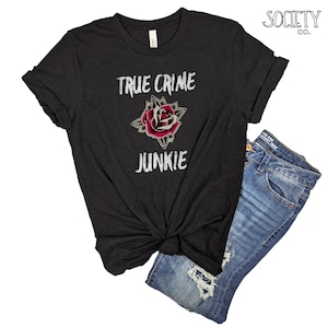 True Crime Junkie Shirt | True Crime Podcast Tshirt | Ungelöstes Mystery Tee | Crime Time | Rose Tattoo Art | Verbrecherische Köpfe | Krimi Show Geschenk