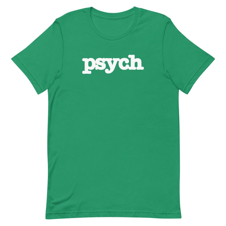 Puede incluir: Una camiseta verde de manga corta con la palabra "psych" impresa en blanco en la parte delantera.