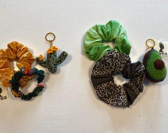 Keychain, crocheted, cactus, avocado, upcycling, no longer looking for a key, practical, scrunchie, green, brown, yellow