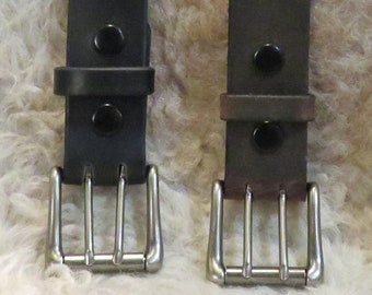 Herrhandgjort läderbälte i USA med dubbla hål i rostfritt stål med rullspänne