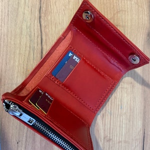 Cartera elegante de piel roja hecha a mano para mujer: diseño plegable elegante y funcional