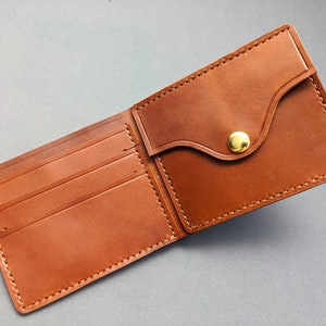Cartera de piel marrón de primera calidad: elegante y duradera, hecha a mano