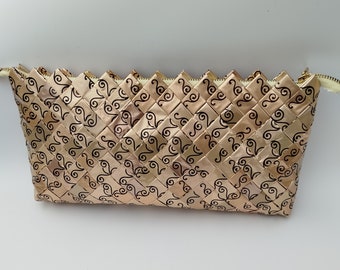 Clutch in bronsgoud met zwarte accenten en ritssluiting voor een duurzame levensstijl. Metalen portemonnee. Eco-vriendelijke dagelijkse handtas.