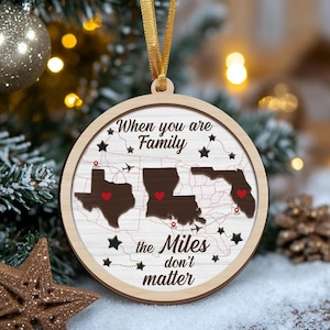 Benutzerdefinierte Zustand 2-lagige hölzerne Familienverzierung, Miles Don't Matter Geschenk, benutzerdefinierte Zustandsverzierung, Fernfamilie Freunde
