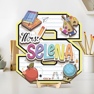 Letrero personalizado para puerta de profesor, letrero personalizado con nombre y lápiz, arte de madera 3D para aula, colgador de puerta para profesor, letrero de regreso a clases