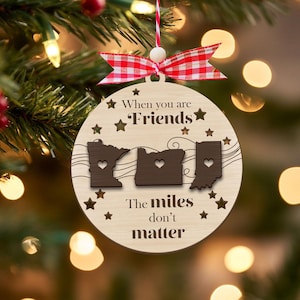 Benutzerdefinierte Zustand 2-lagige hölzerne Familienverzierung, Miles Don't Matter Geschenk, benutzerdefinierte Zustandsverzierung, Familienfernweihnachtsgeschenk.