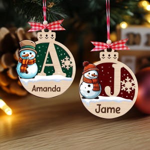 Adorno navideño de muñeco de nieve personalizado, etiquetas de nombre personalizadas de madera, adorno con nombre de letra, adornos familiares de muñeco de nieve personalizados, regalo de Navidad para niños