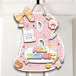 Letrero personalizado para profesor: colgador de puerta para aula con iconos bonitos, regalo de vuelta al cole, letrero con inicial para profesores.