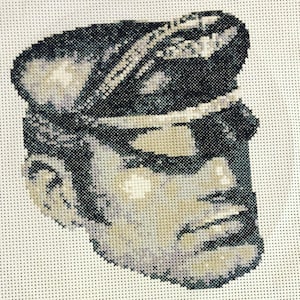 Peut inclure: Broderie au point de croix en noir et blanc d'une tête de personne portant une casquette en cuir avec une visière et des lunettes de soleil.