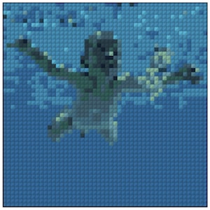 Peut inclure: Image pixélisée d'une personne sous l'eau, les bras tendus. La silhouette est rendue dans des tons de vert et de gris sur un fond bleu, créant une sensation de profondeur et de mouvement. L'image a un style artistique numérique en blocs.