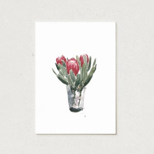 Puede incluir: Pintura a la acuarela de un ramo de flores de protea rojas con hojas verdes en un jarrón de cristal transparente. La obra está sobre un fondo blanco, con salpicaduras de pintura en la base del jarrón.