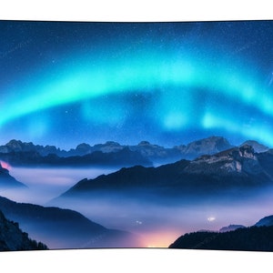 Aurora-Nachthimmellichter und Bergteppich