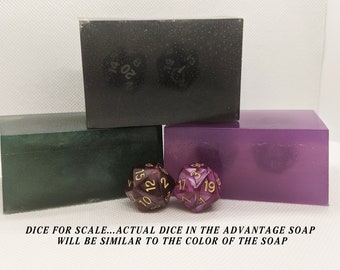 FAIT SUR MESURE: Advantage Soap Block w / 2d20 à l’intérieur - DND Gift - Dungeons and Dragons Soap - Dice Soap