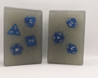 FAIT SUR MESURE: Tomesoaps w / Ensemble polyédrique complet - Cadeau DND - Savon Donjons et Dragons - Savon aux dés
