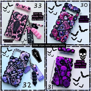 Peut inclure: Quatre &eacute;tuis de t&eacute;l&eacute;phone diff&eacute;rents d&eacute;cor&eacute;s sur le th&egrave;me gothique. Chaque &eacute;tui pr&eacute;sente un fond noir avec des accents violets, roses et blancs. Les &eacute;tuis sont d&eacute;cor&eacute;s de divers breloques, notamment des cr&acirc;nes, des chauves-souris, des &eacute;toiles et des lunes. Le texte "Peut &ecirc;tre fait pour n'importe quel &eacute;tui" appara&icirc;t sur chaque &eacute;tui.