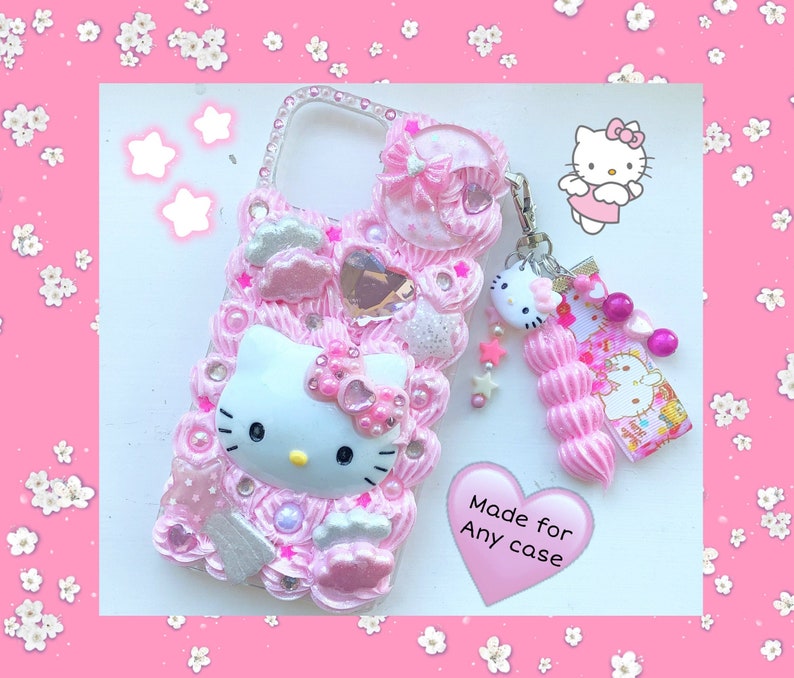 Może przedstawiać: R&oacute;żowe i białe etui na telefon z wzorem Hello Kitty i zawieszką. Etui jest ozdobione brokatem, kryształkami i innymi dodatkami. Zawieszka to figurka Hello Kitty z r&oacute;żową kokardką. Tekst "Made for Any case" jest nadrukowany na r&oacute;żowym sercu.