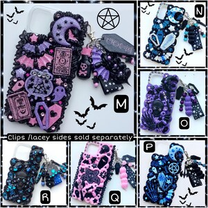 Peut inclure: Dix &eacute;tuis de t&eacute;l&eacute;phone diff&eacute;rents sur le th&egrave;me gothique et effrayant. Les &eacute;tuis sont d&eacute;cor&eacute;s de paillettes noires, roses, violettes et bleues, de strass et de breloques. Les breloques comprennent un croissant de lune, un pentagramme, un cr&acirc;ne, un cercueil et une chauve-souris. Les &eacute;tuis sont tous con&ccedil;us pour s'adapter &agrave; un smartphone.