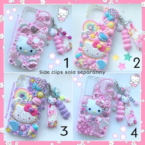 Może przedstawiać: Cztery r&oacute;żowe i białe etui na telefon Hello Kitty z r&oacute;żnymi wzorami. Każde etui ma inny zawieszkę. Zawieszki są wykonane z r&oacute;żnych materiał&oacute;w, w tym plastiku, metalu i tkaniny. Etui są ozdobione kryształkami, brokatem i innymi ozdobami. Tekst "Etsy Custom DecodenCases" jest widoczny na etui.
