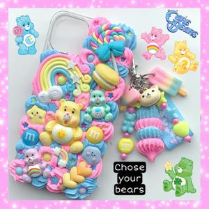 Peut inclure: Une coque de téléphone transparente décorée d'embellissements 3D colorés, notamment des Care Bears, des arcs-en-ciel, des bonbons et des nuages. Le texte « Chose your bears » est imprimé au bas de la coque.