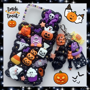 Può includere: Una custodia per telefono a tema Halloween in bianco e nero con una varietà di ciondoli, tra cui zucche, fantasmi, mais dolce e un teschio. La custodia ha un retro trasparente e un bordo nero. Il testo "trick or treat" è scritto sulla custodia.