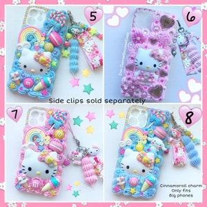 Może przedstawiać: Cztery r&oacute;żne etui na telefon Hello Kitty z kolorowymi, tr&oacute;jwymiarowymi ozdobami. Etui są r&oacute;żowe, niebieskie i białe z r&oacute;żnymi ozdobami, w tym cukierkami, kwiatami i gwiazdami. Wszystkie etui są ozdobione postaciami Hello Kitty i mają przyczepiony charms.