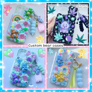 Op de afbeelding: Vier aangepaste telefoonhoesjes versierd met kleurrijke 3D-versieringen, waaronder cartoonberen, regenbogen en andere fantasierijke ontwerpen. De hoesjes zijn gemaakt van verschillende materialen, waaronder hars, glitter en kralen. De hoesjes zijn verkrijgbaar in verschillende kleuren en kunnen worden aangepast met verschillende ontwerpen.