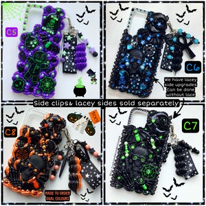 Peut inclure: Quatre &eacute;tuis de t&eacute;l&eacute;phone diff&eacute;rents sur le th&egrave;me d'Halloween. Les &eacute;tuis sont d&eacute;cor&eacute;s de cr&acirc;nes, de chauves-souris, d'araign&eacute;es et d'autres &eacute;l&eacute;ments effrayants. Les &eacute;tuis sont disponibles en noir, violet et orange. Le texte "Side clips & lacey sides sold separately" est visible sur l'image. Le texte "BOO!" est visible sur l'image. Le texte "MADE TO ORDER DUAL COLOURS" est visible sur l'image. Le texte "Etsy CustomDecodenCases" est visible sur l'image.