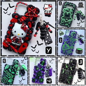 Peut inclure: Six &eacute;tuis de t&eacute;l&eacute;phone diff&eacute;rents d&eacute;cor&eacute;s sur le th&egrave;me d'Halloween. Les &eacute;tuis sont noirs, verts et rouges avec divers embellissements, notamment des paillettes, des breloques et des strass. Les &eacute;tuis pr&eacute;sentent des images de Hello Kitty, un cr&acirc;ne, un chaudron de sorci&egrave;re et une toile d'araign&eacute;e.