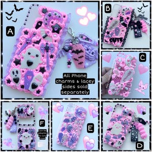 Peut inclure: Six &eacute;tuis de t&eacute;l&eacute;phone diff&eacute;rents d&eacute;cor&eacute;s dans un sch&eacute;ma de couleurs rose et violet. Les &eacute;tuis pr&eacute;sentent une vari&eacute;t&eacute; de charmes effrayants et mignons, y compris des fant&ocirc;mes, des chauves-souris et des cercueils. Le texte "CUTE" est visible sur l'un des &eacute;tuis. Tous les charmes de t&eacute;l&eacute;phone et les c&ocirc;t&eacute;s en dentelle sont vendus s&eacute;par&eacute;ment.