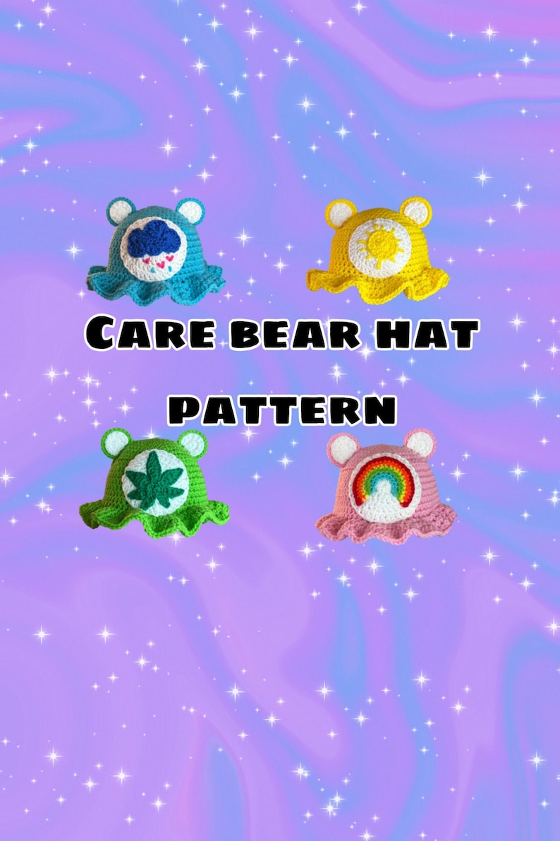 K&ouml;nnte beinhalten: Vier geh&auml;kelte Care Bear-M&uuml;tzen in verschiedenen Farben mit verschiedenen Care Bear-Symbolen. Die M&uuml;tzen sind blau, gelb, gr&uuml;n und rosa. Die Care Bear-Symbole sind eine Wolke mit Regentropfen, eine Sonne, ein Blatt und ein Regenbogen.