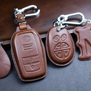 Key Cover for Tundra Tacoma Sequoia Sienna Highlander Key Fob Cover Case Camry Avalon RAV4 Remote Holder Keychain Round Plug Key Shell