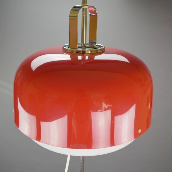 Lampadaire MCM rouge et blanc, Meblo pour Guzzini Light, Modèle Medusa, Luigi Massoni Design, Lampadaire rétro, Lampe chromée et plastique Italie années 70